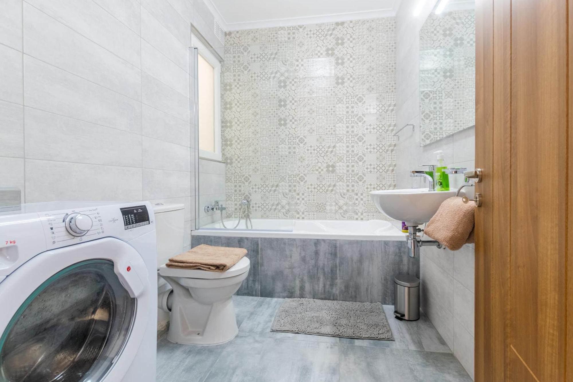 Spacious Brand New 3 Bdr 2bth Bugibba Apartment *